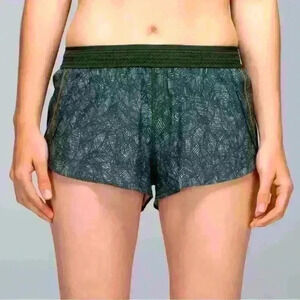 Lululemon Run Split Second Shorts Gator Green Size 4